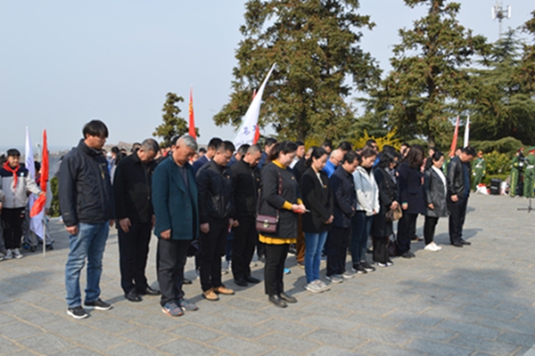 城管局組織黨員干部赴抗日山緬懷革命先烈加強黨風廉政建設